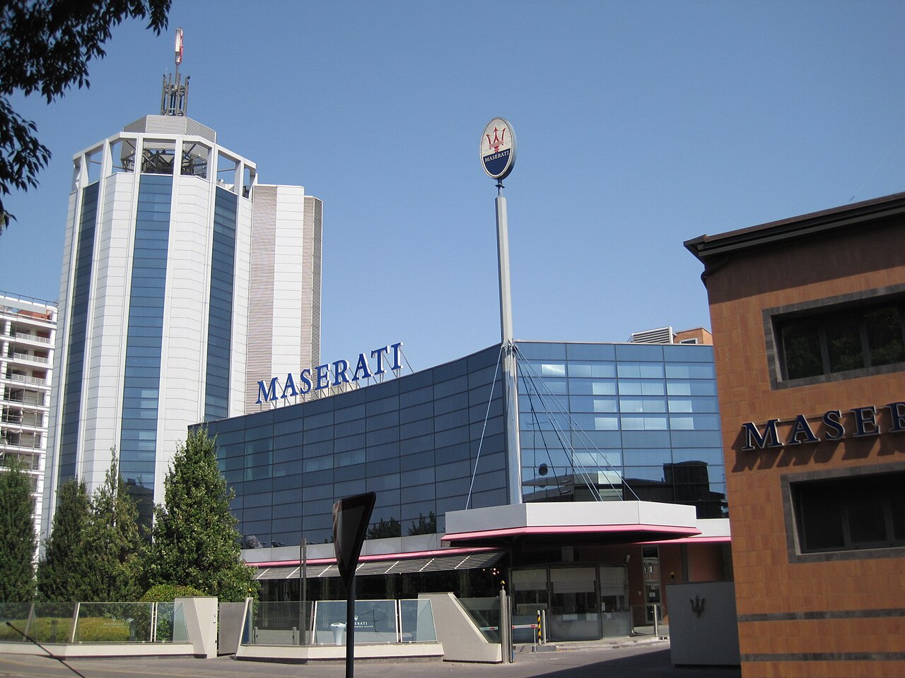 Stellantis, Maserati İçin İki Ortakla Görüşüyor