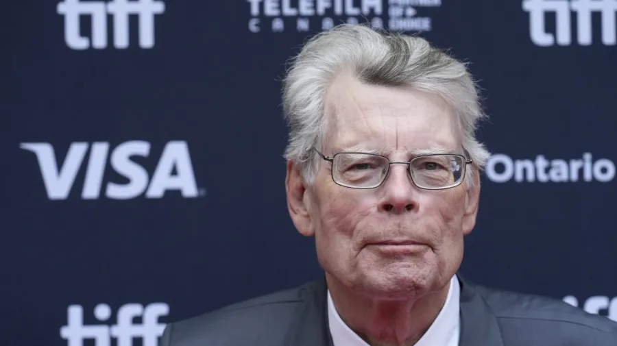 Stephen King, Tacizle Suçlanan Adayı Savunan Paylaşımını Sildi