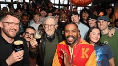Steven Spielberg Londra'da bilgi yarışmasına sürpriz katılım