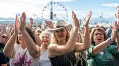 Stirling'de Radio 2 in the Park: Binlerce Kişi Akın Etti
