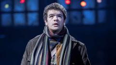 Stranger Things yıldızı Gaten Matarazzo West End'de Rent ile sahnede