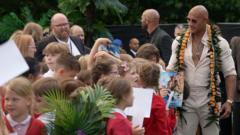Sudbury'li Öğrenciler Londra Gezisinde Dwayne Johnson ile Sürpriz Buluşma