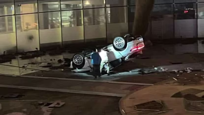 Suntec City Çeşmesi'ne otomobille dalan sürücüye hapis ve ehliyetsizlik cezası