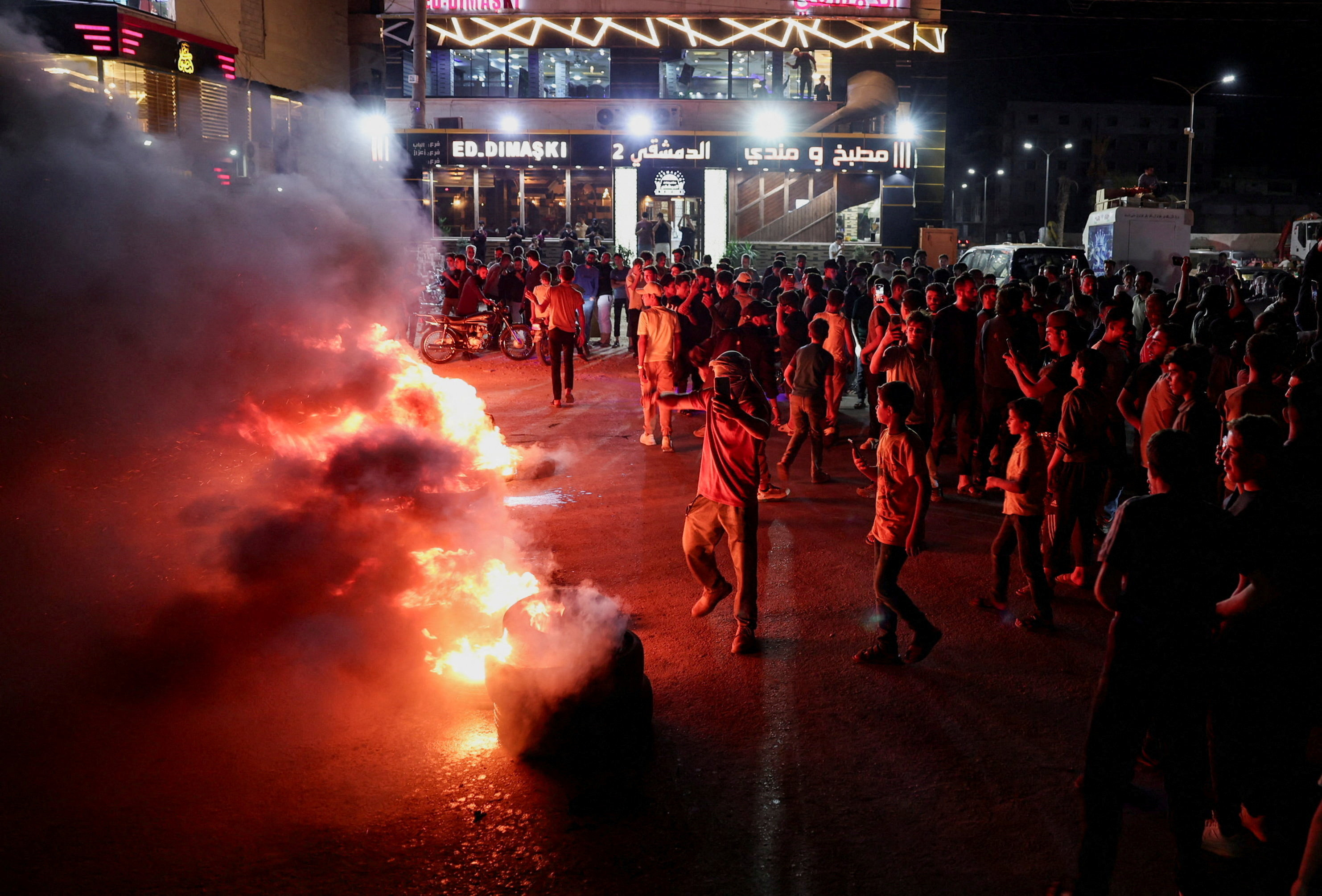 Suriye'de akaryakıt zamları protestoları büyüttü