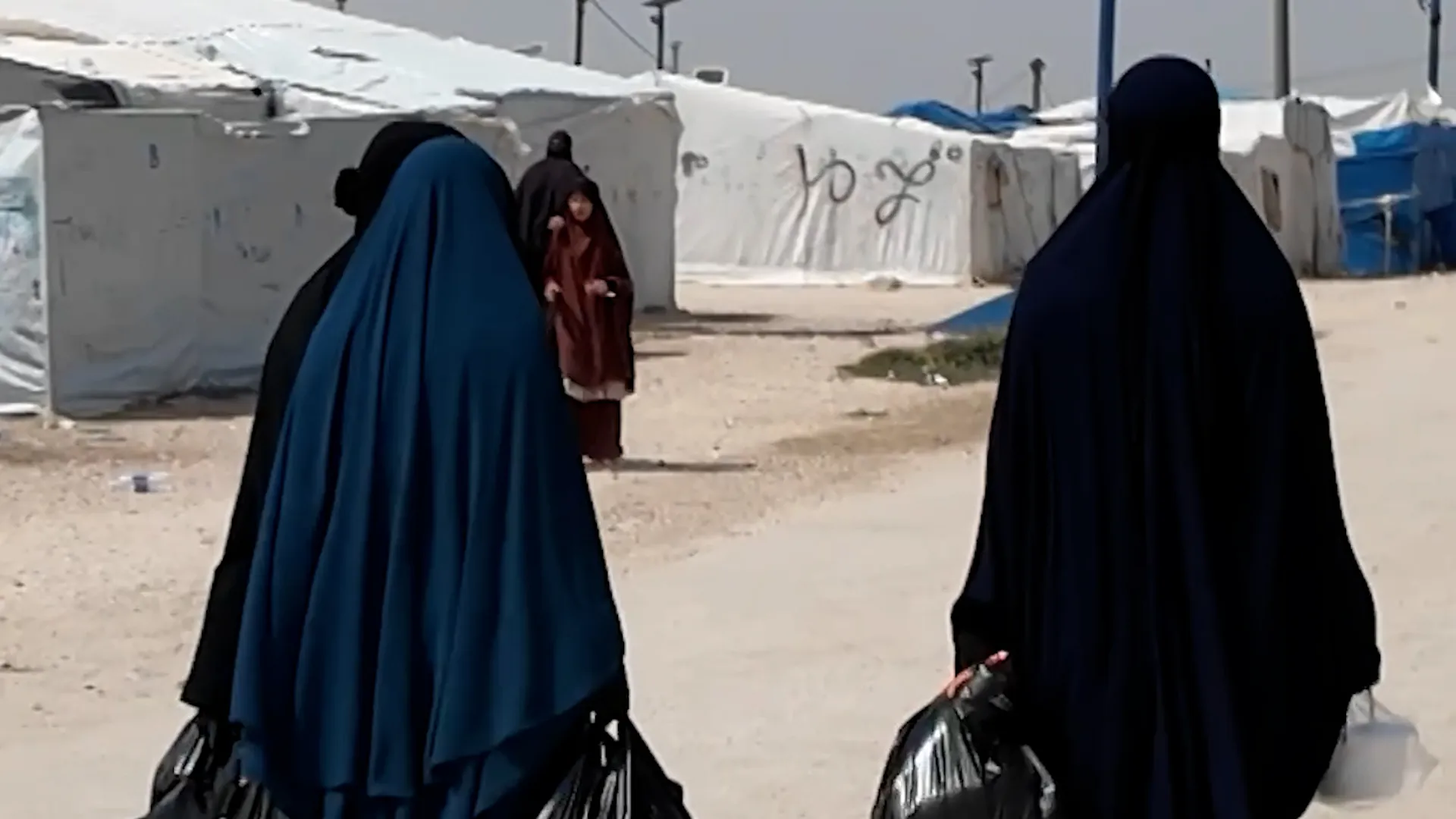 Suriye'nin Roj Kampında Kadınlar ve Çocuklar Mahsur