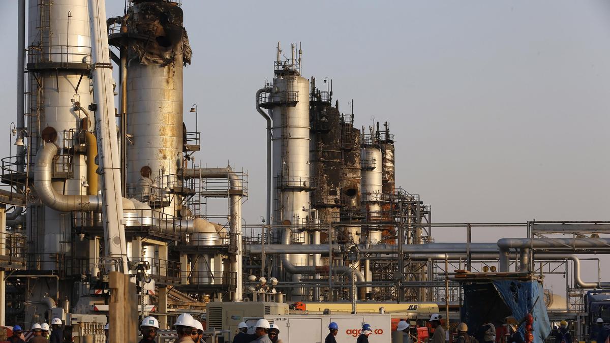 Suudi Arabistan'ın Cizan'daki Aramco Tesisi'nde Yangın Söndürüldü