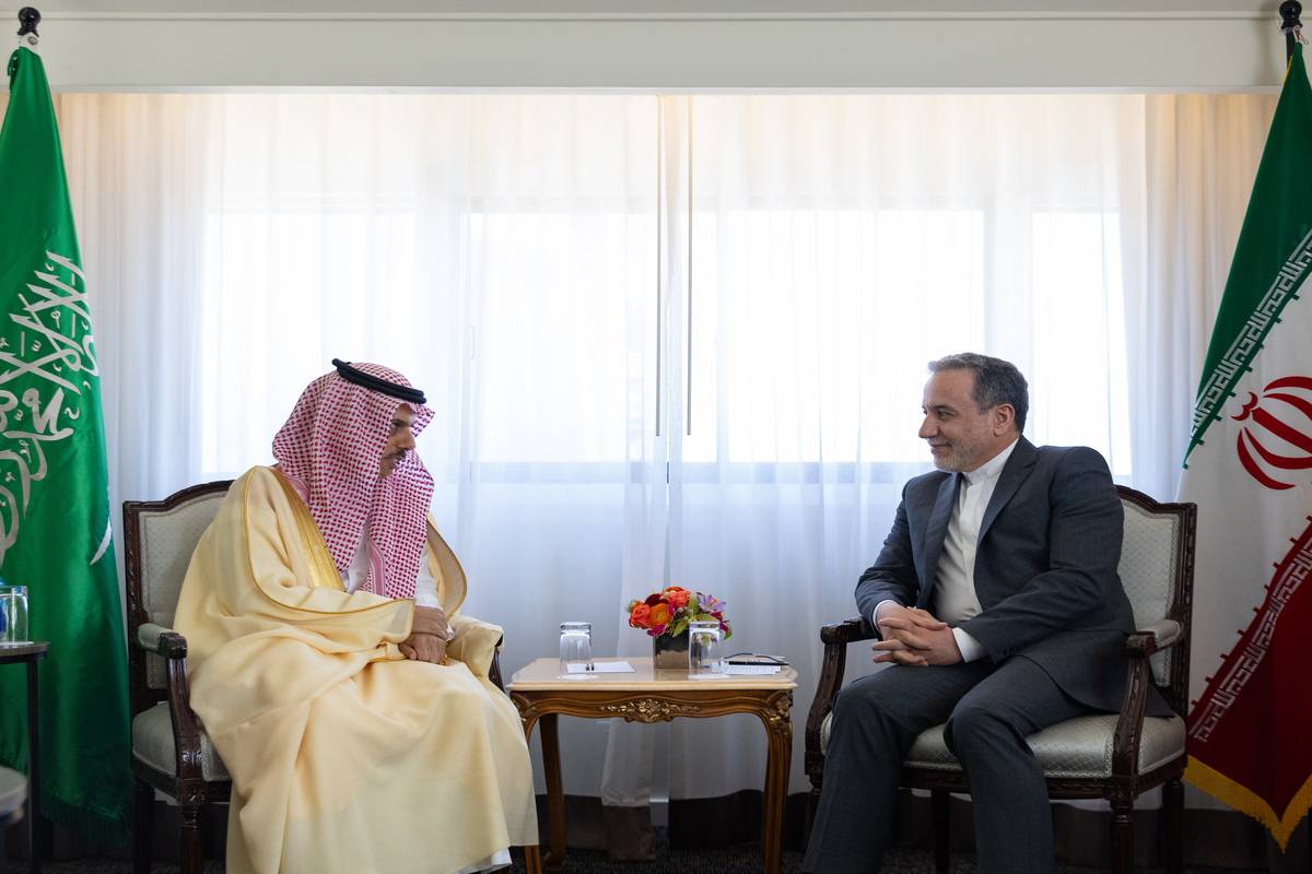 Suudi Arabistan ve İran gerilimi düşürme çabalarını görüştü