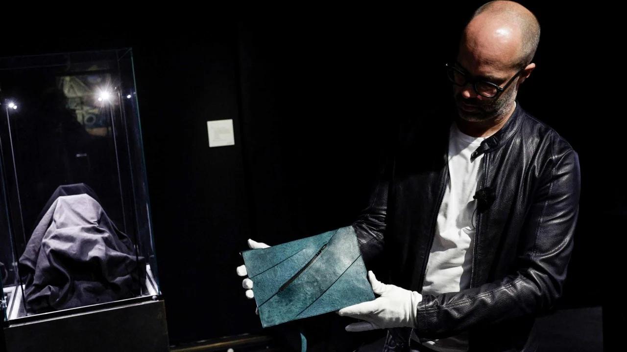T. rex derisinden çanta Paris'te açık artırmada