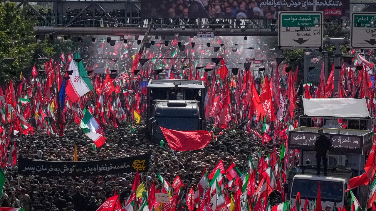 Tahran'da Kalabalıklar Doldurdu: İran'ın Devrik Lideri Hamenei İçin Cenaze Töreni Başladı