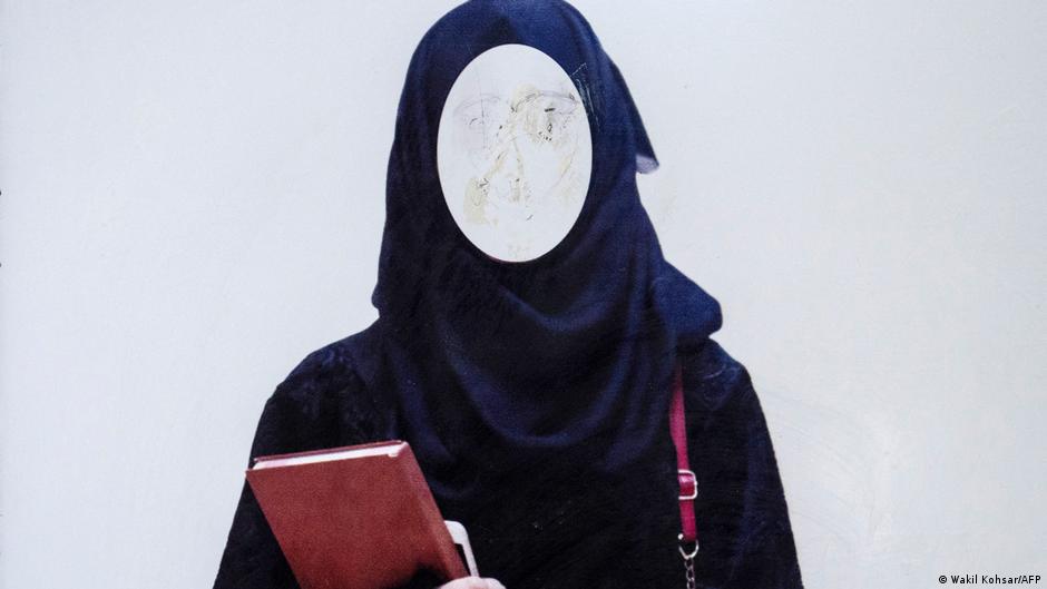 Taliban kadınlara, akıllı telefonlara ve protestolara baskıyı artırıyor