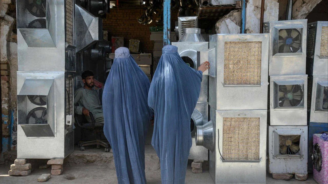Taliban kadınları kıyafet baskısıyla gözaltına alıyor