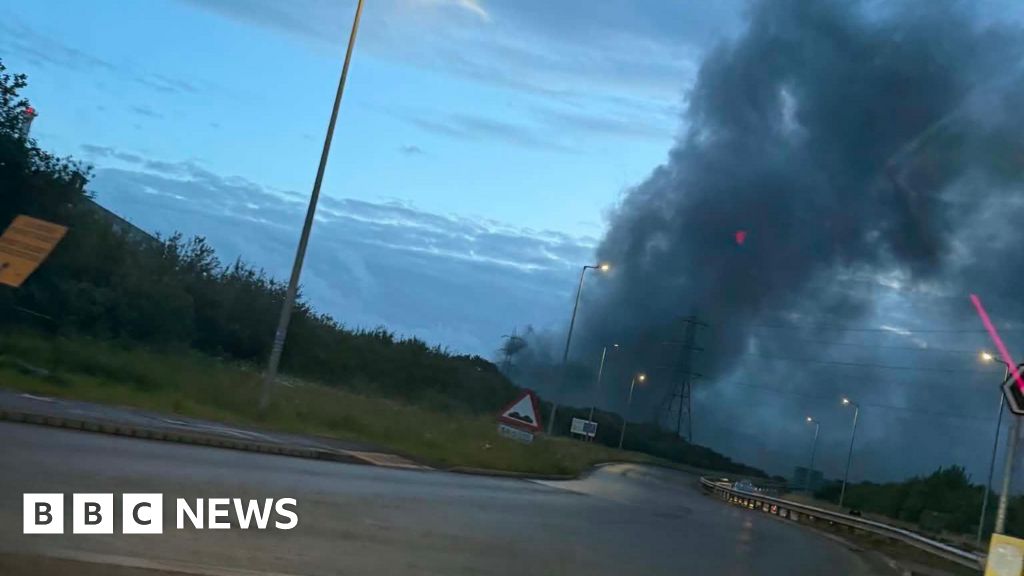 Tata Steel yangını gökyüzünü kararttı; halk evlerine kapanmaya çağrıldı