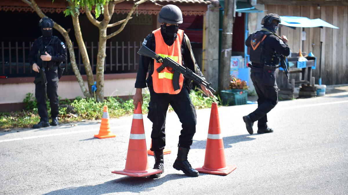 Tayland'ın güneyinde koordineli saldırılar ayrılıkçı gerilimi yeniden alevlendirdi