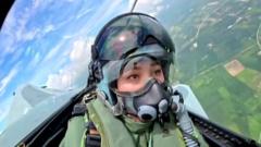 Tayland Kraliçesi ilk solo savaş uçağı uçuşunu tamamladı