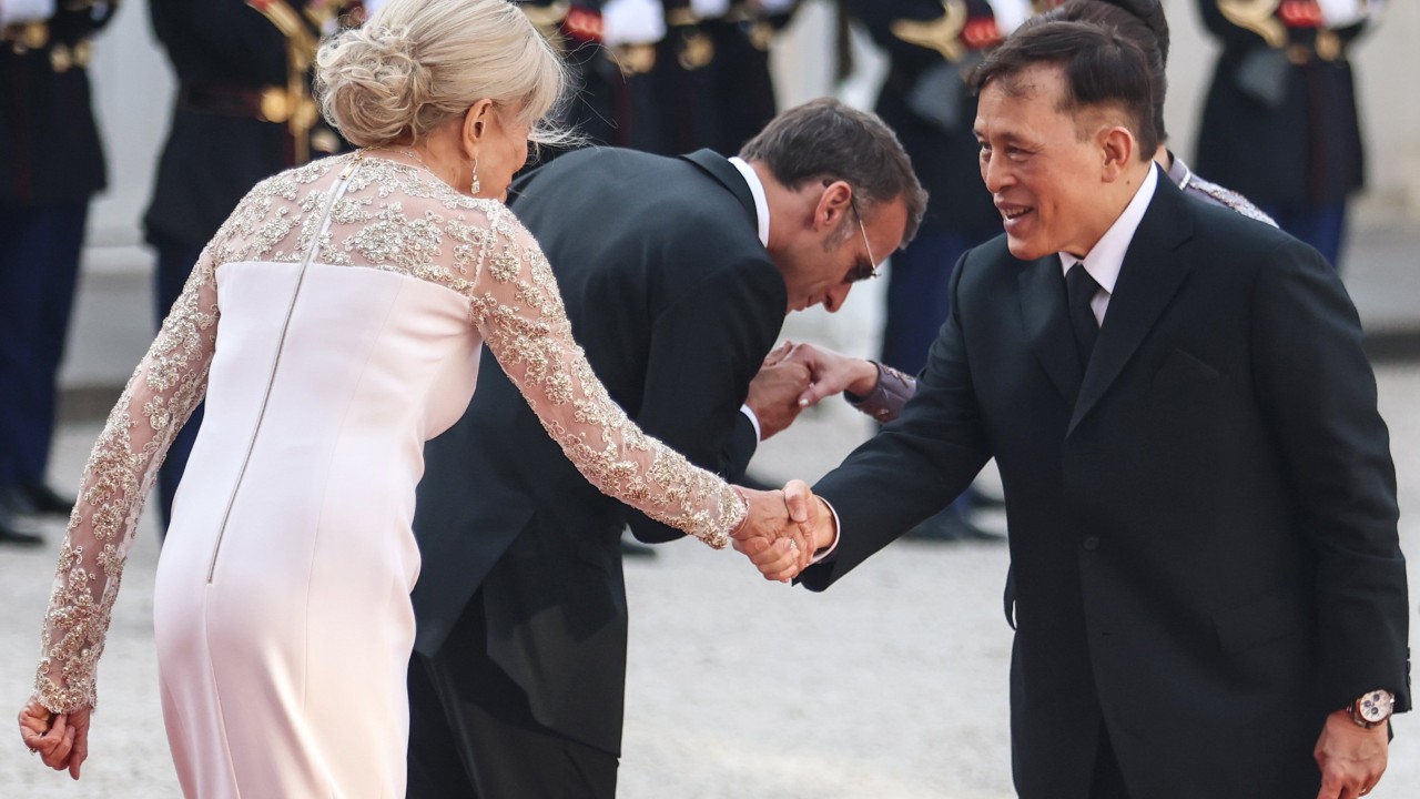 Tayland, Macron'un Kral'ın Önünde Eğildiği Fotoğrafa Yapay Zeka Dedikodusu