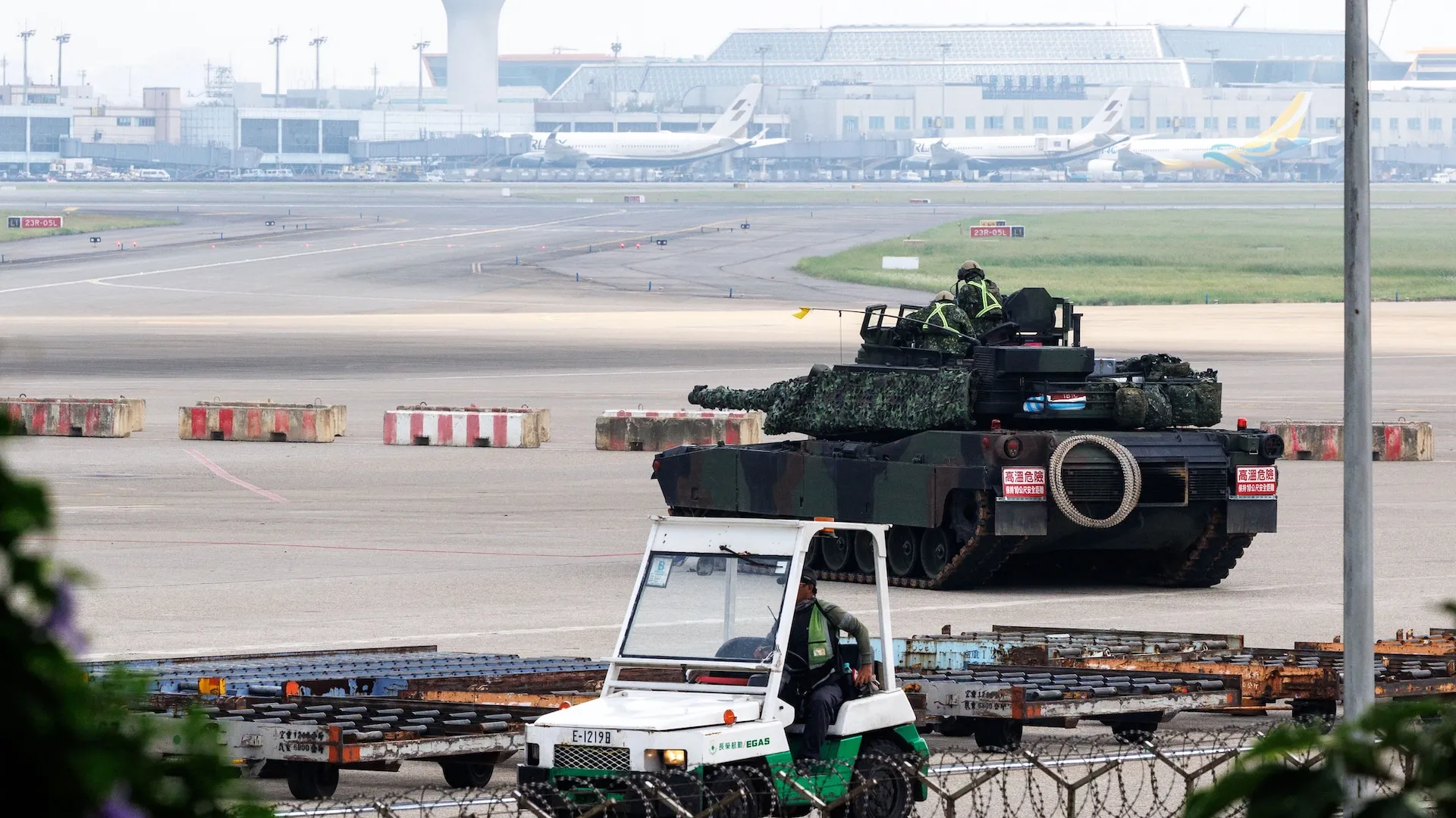 Tayvan Ana Havaalanını M1A2T Tankları Koruyor