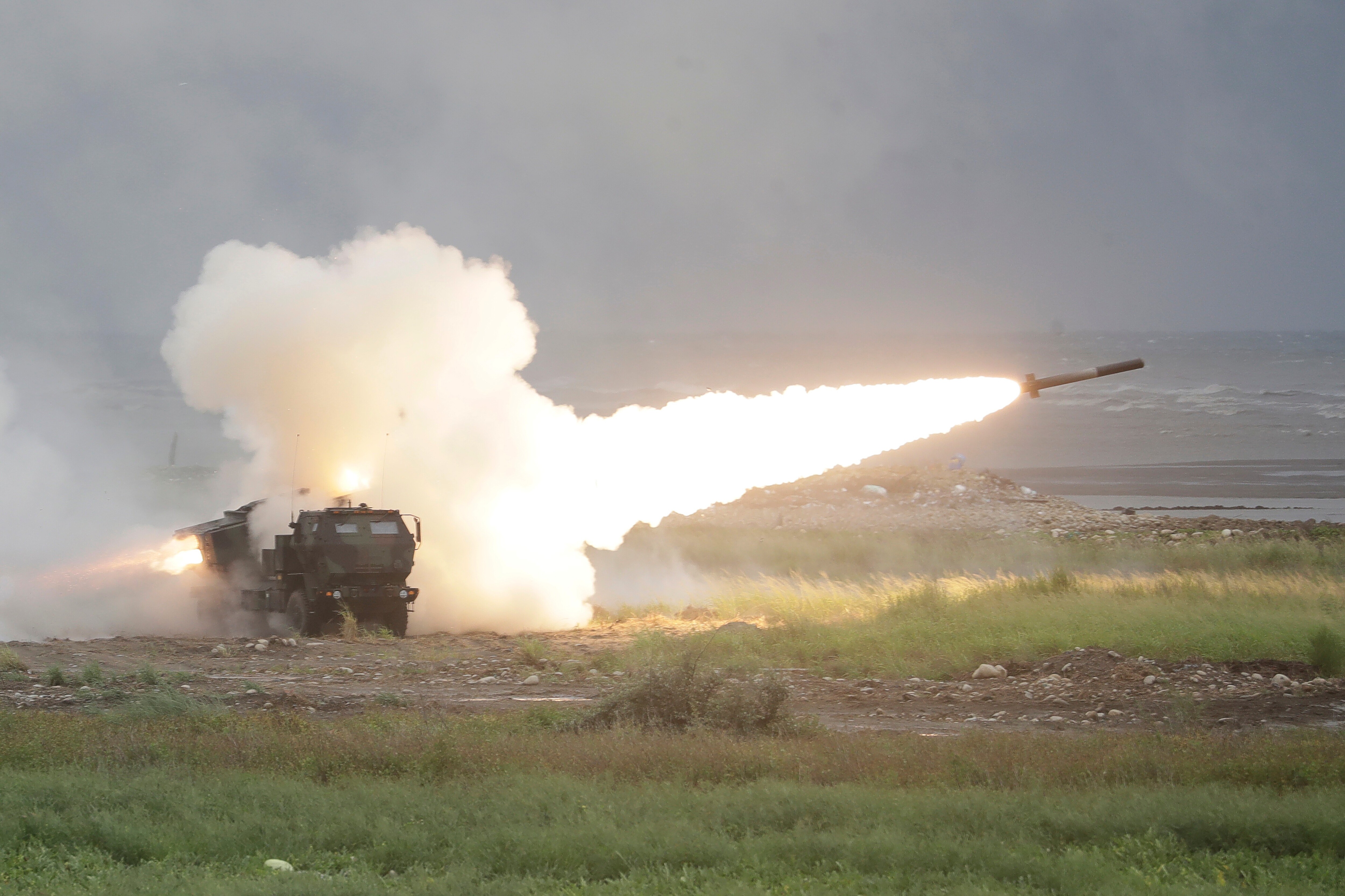 Tayvan'dan HIMARS tatbikatı: ABD roket sistemi ilk kez Boğaz'a doğru ateşlendi