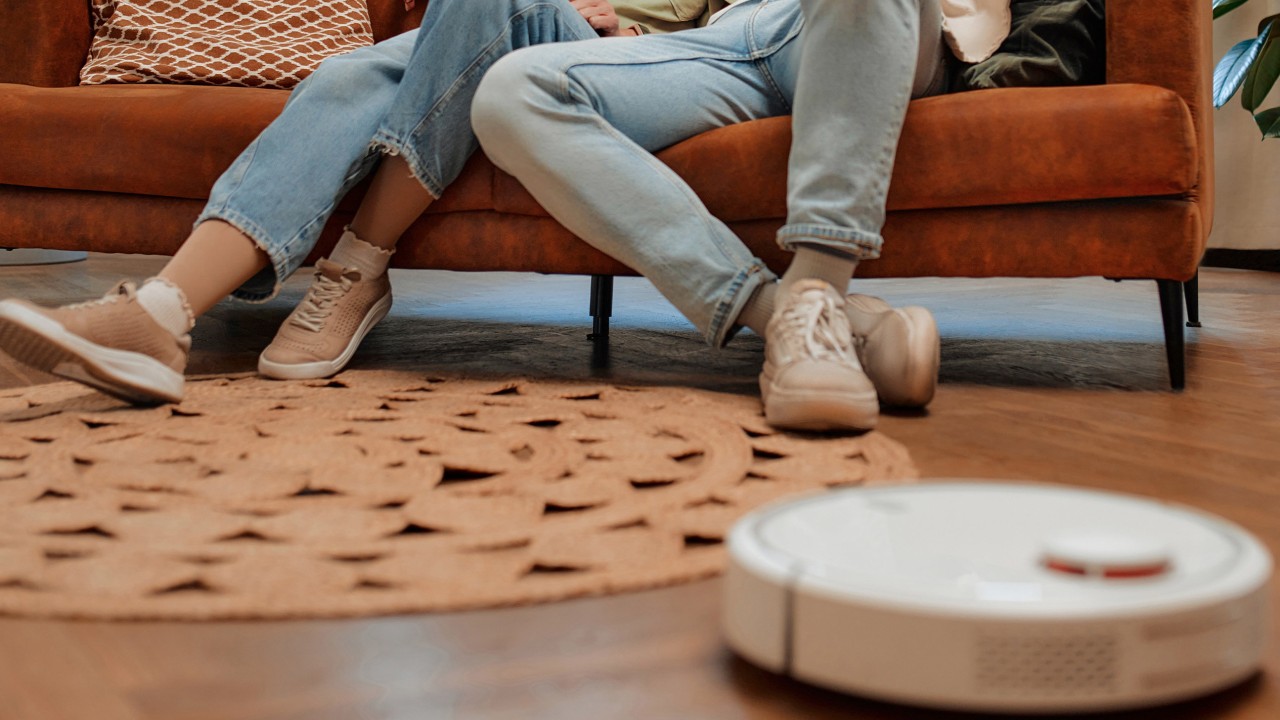 Tayvanlı adam robot süpürgeyle karısını izledi, davayı kazandı ama hapis yattı