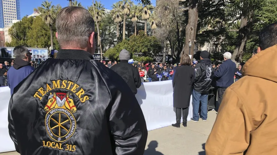Teamsters, Kaliforniya'daki otonom kamyon kurallarına dava açtı