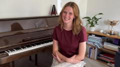 Tek Elle Piyano Sınavını Geçen Genç Kız Müzik Sınav Sistemini Değiştirdi