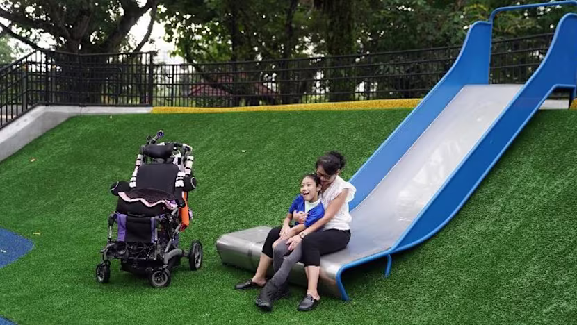 Tekerlekli sandalye kullananlar için Singapur'un ilk kaydırağı: Kapsayıcı oyun parkı açıldı