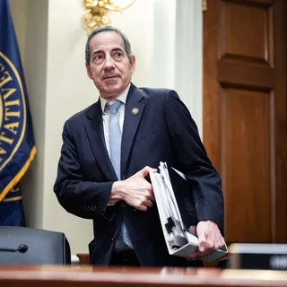 Temsilciler Meclisi Demokratları, Trump'ın silah fonunu engellemek için harekete geçti