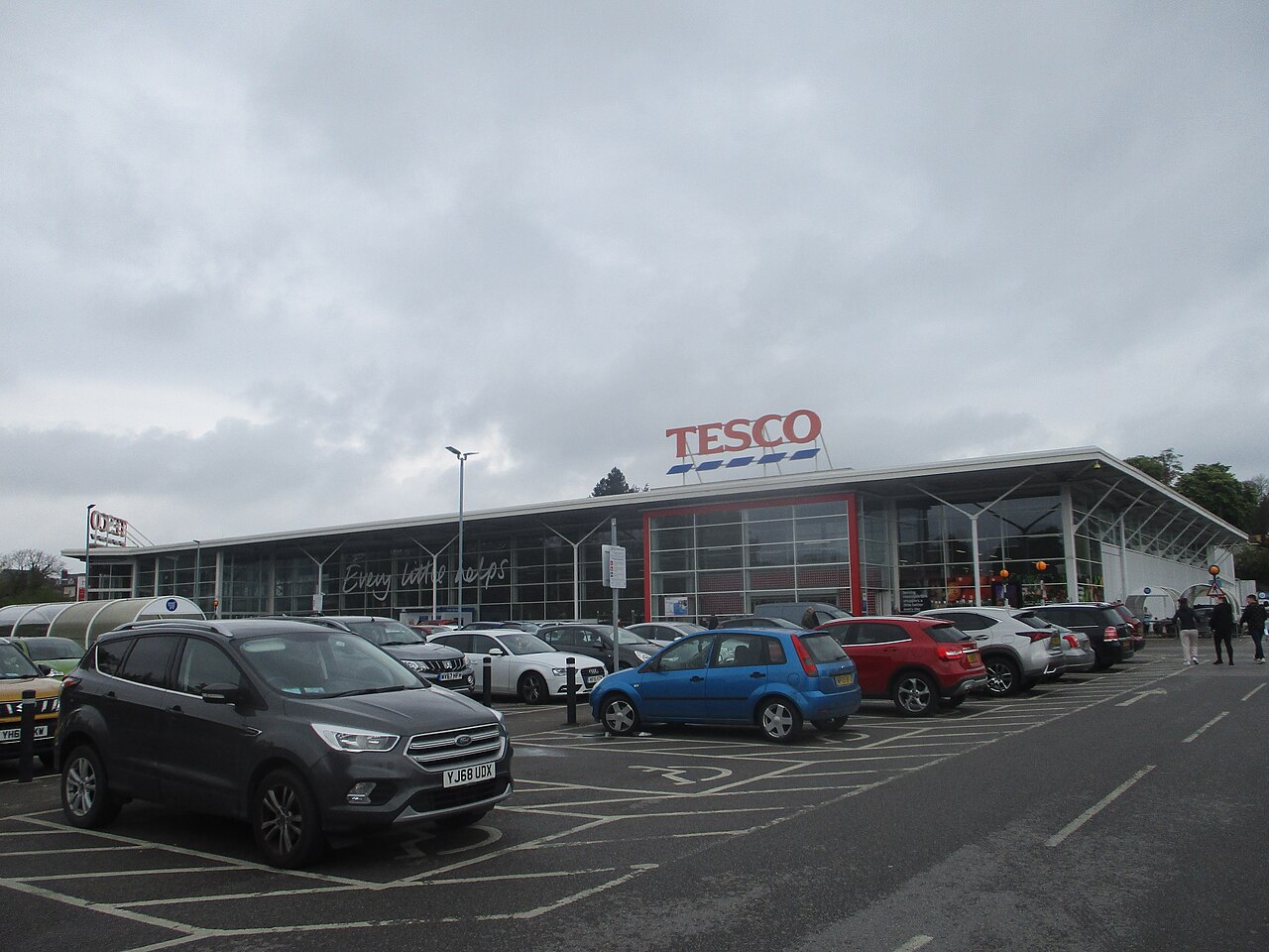 Tesco satışları hayal kırıklığı yarattı, yüksek fiyatlar tüketiciyi kaçırıyor