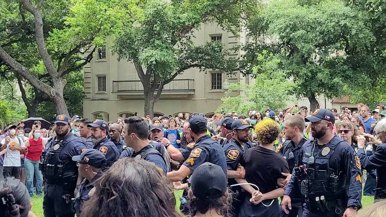 Texas Üniversitelerini Kendi Eliyle Yıkıyor