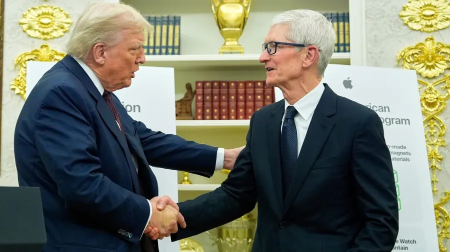 Tim Cook CEO'luktan Ayrıldı ama Trump Kulağı Kalmaya Devam Ediyor
