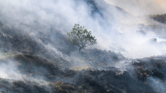 Tintwistle Moor'daki yangın bir aydır sönmüyor