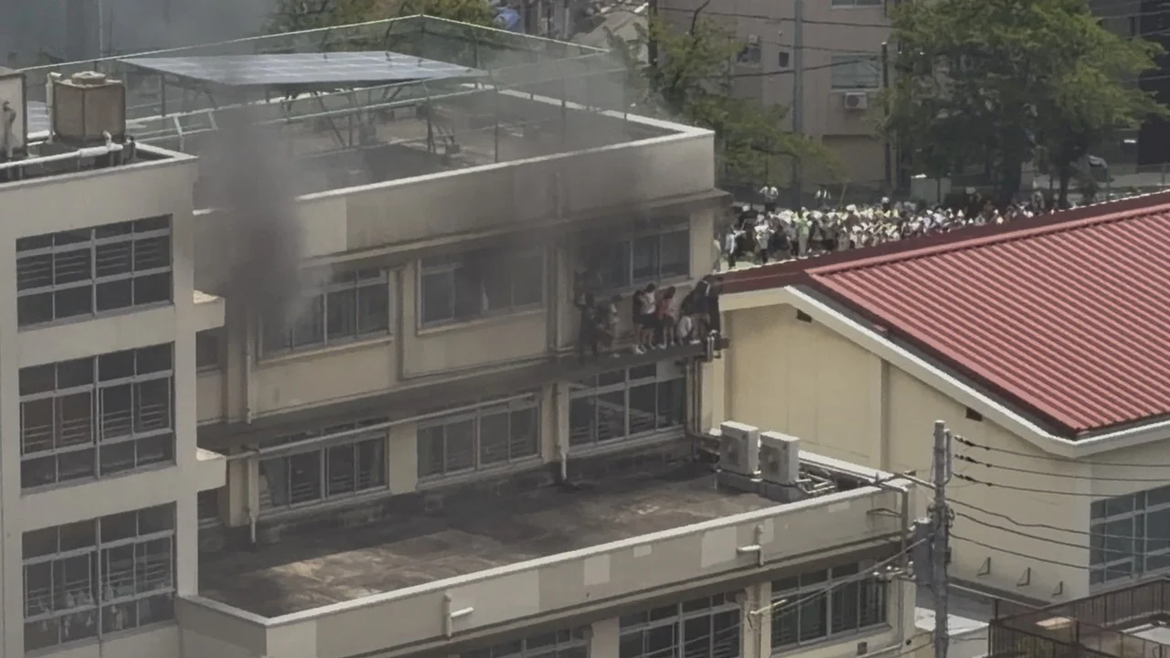 Tokyo'da ilkokulda yangın: 300 kişi tahliye edildi, 10 yaralı