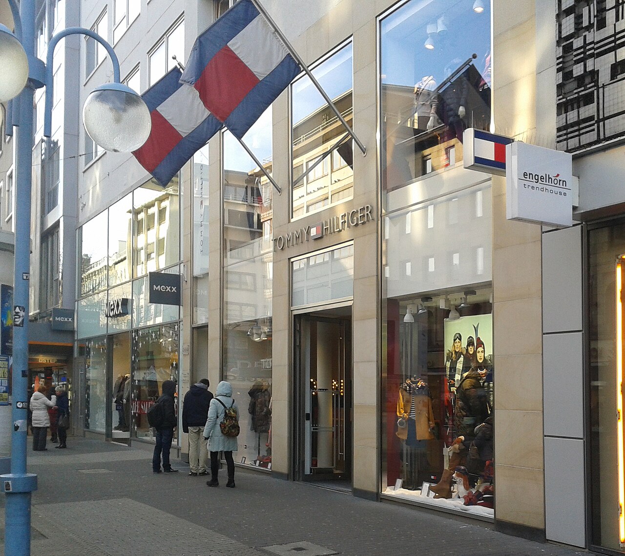 Tommy Hilfiger defilesi: New York'ta spor ve üniversite şıklığı