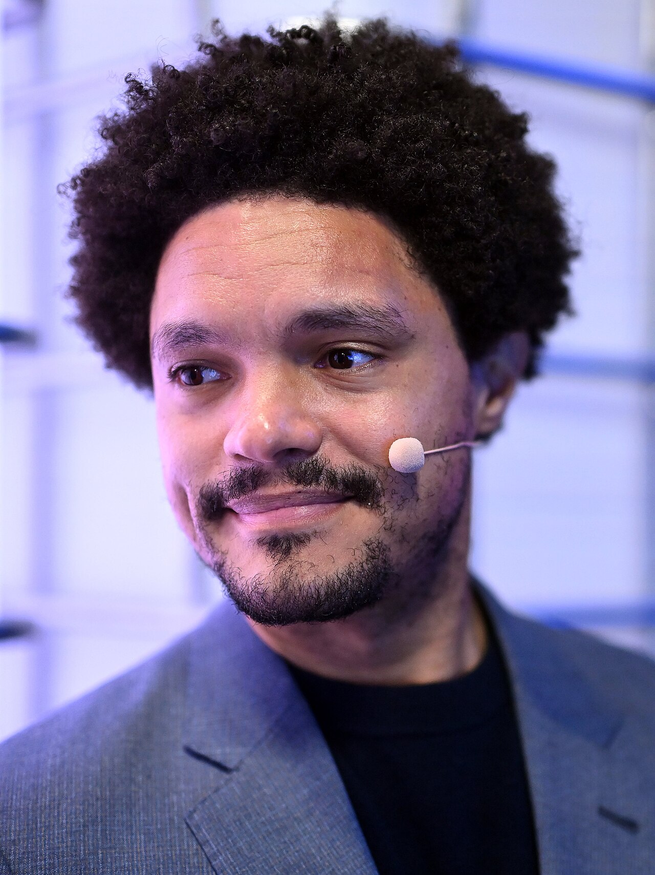 Trevor Noah'tan Trump'a FIFA kırmızı kart göndermesi