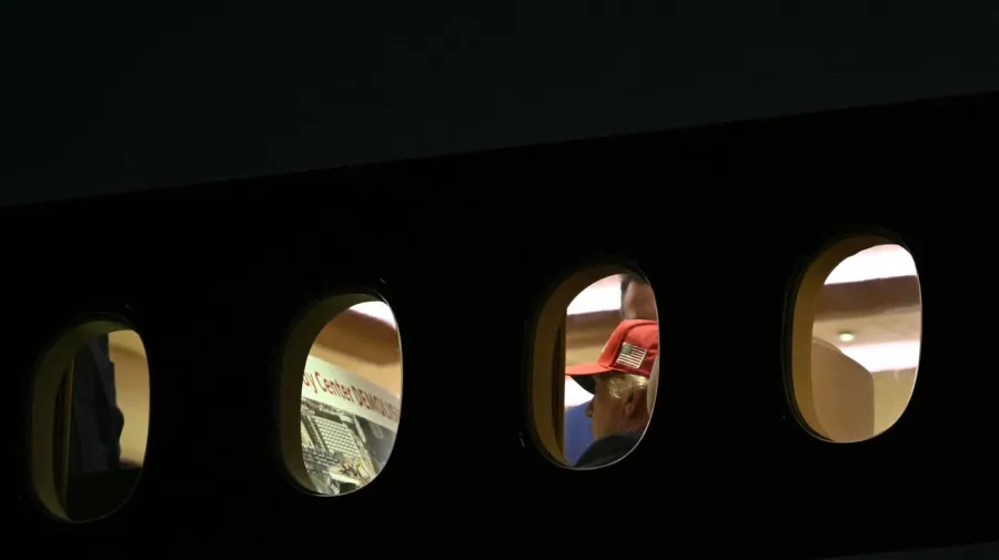 Trump, Air Force One'da Kennedy Center yıkım afişini inceledi