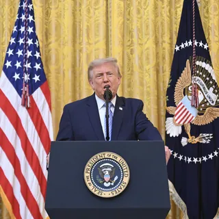 Trump ağlarını boykot ettiği için yayın lisansını iptal etmekle tehdit ediyor