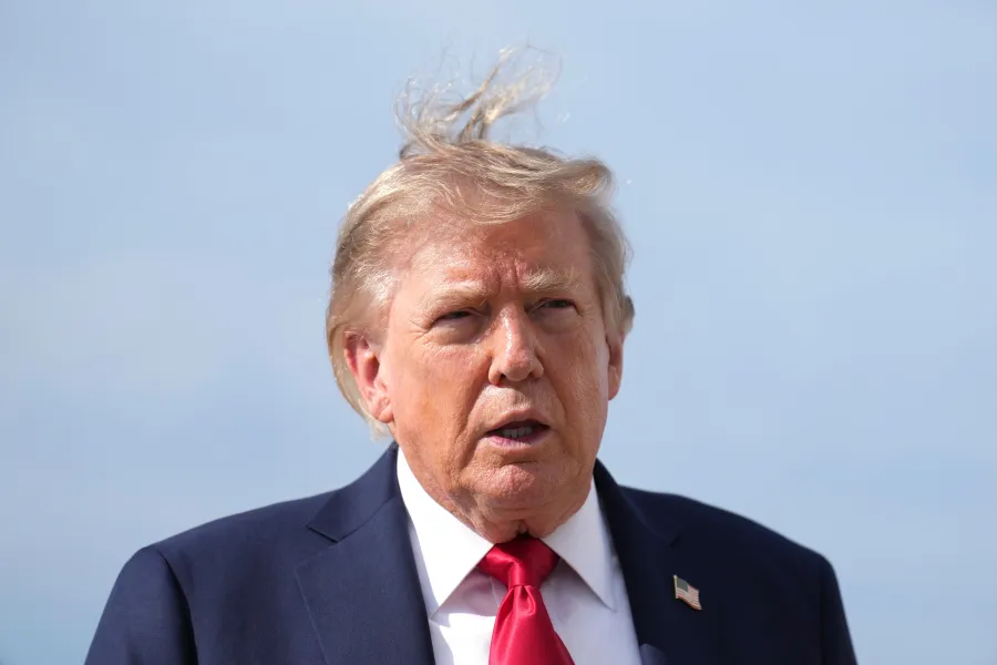 Trump, Carlson ile görüşen Greene ve Massie'yi hedef aldı