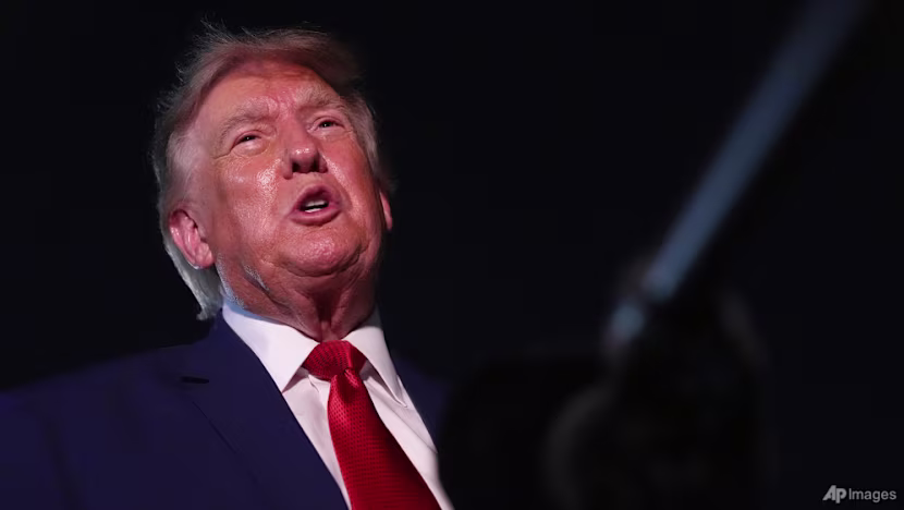 Trump, donanmaya yurt dışında gemi inşasını onayladı, uçak gemilerinde buharlı mancınığa dönüş emri verdi