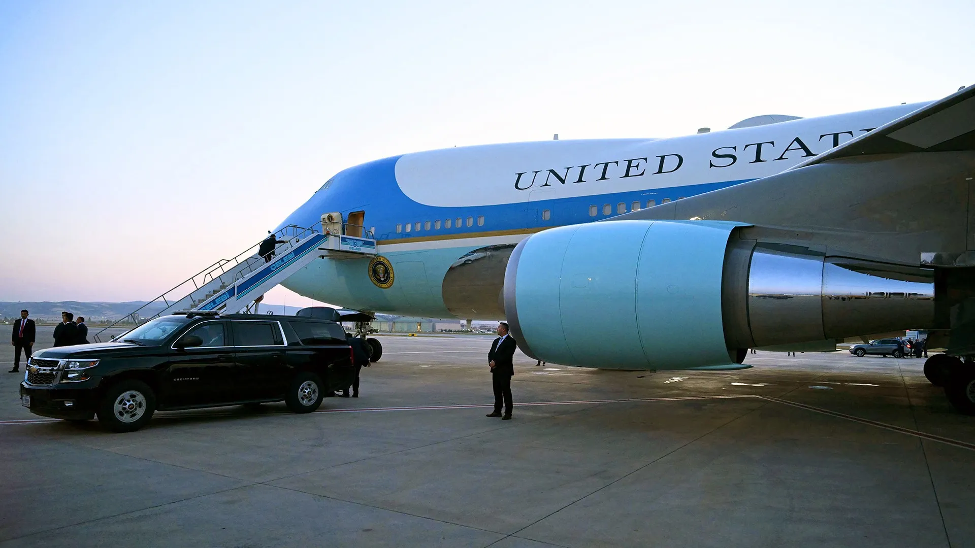Trump, İngiliz Üssüne Yaptığı Sürpriz Ziyarette Yeni Air Force One'ı Eskiyle Değiştirdi