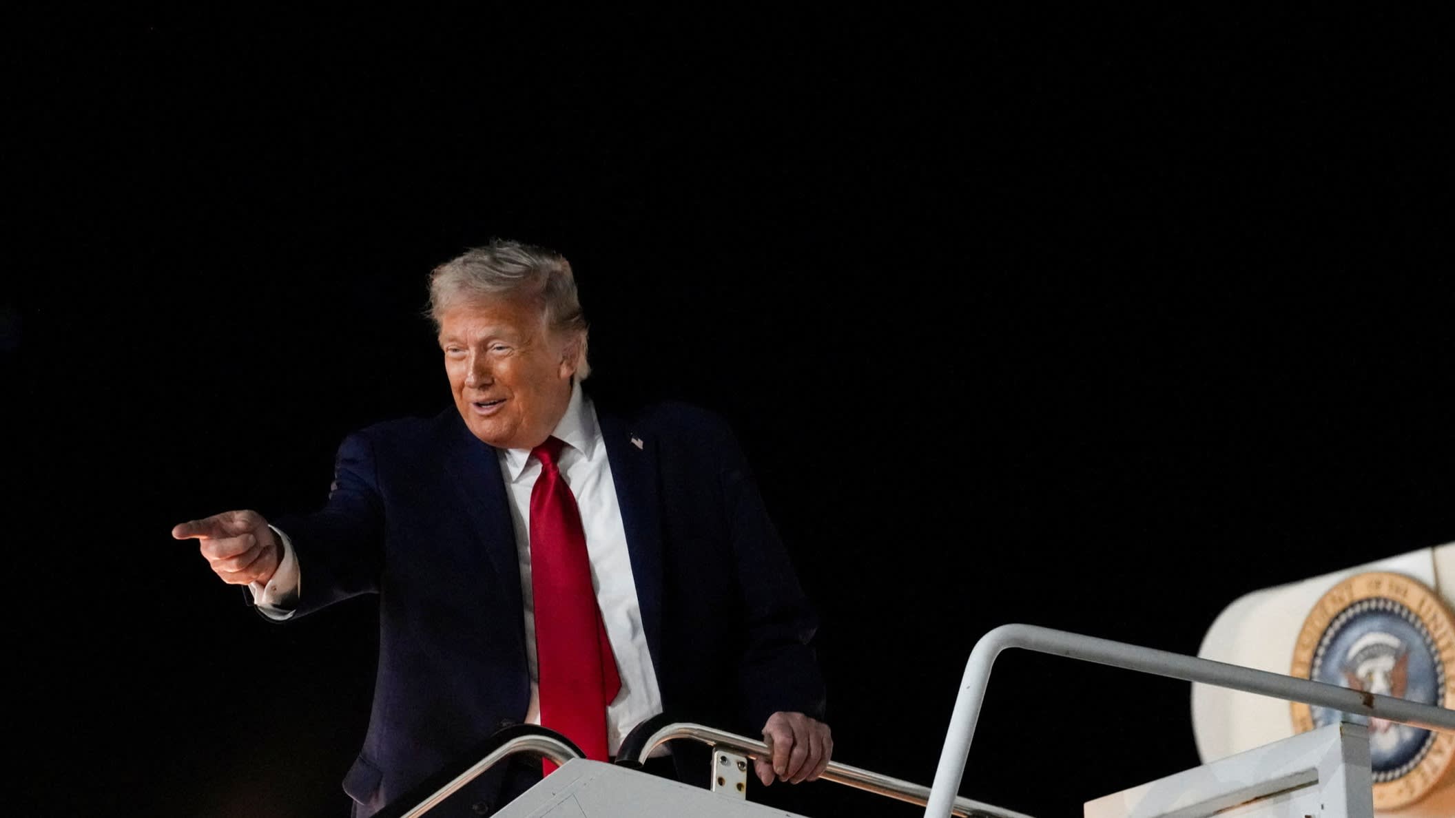 Trump: İran anlaşma gecikmesinin bedelini ödeyecek