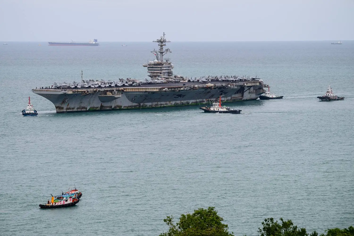 Trump'ın İran Savaşı ve USS Abraham Lincoln: Beklenmeyen Uzun Görev