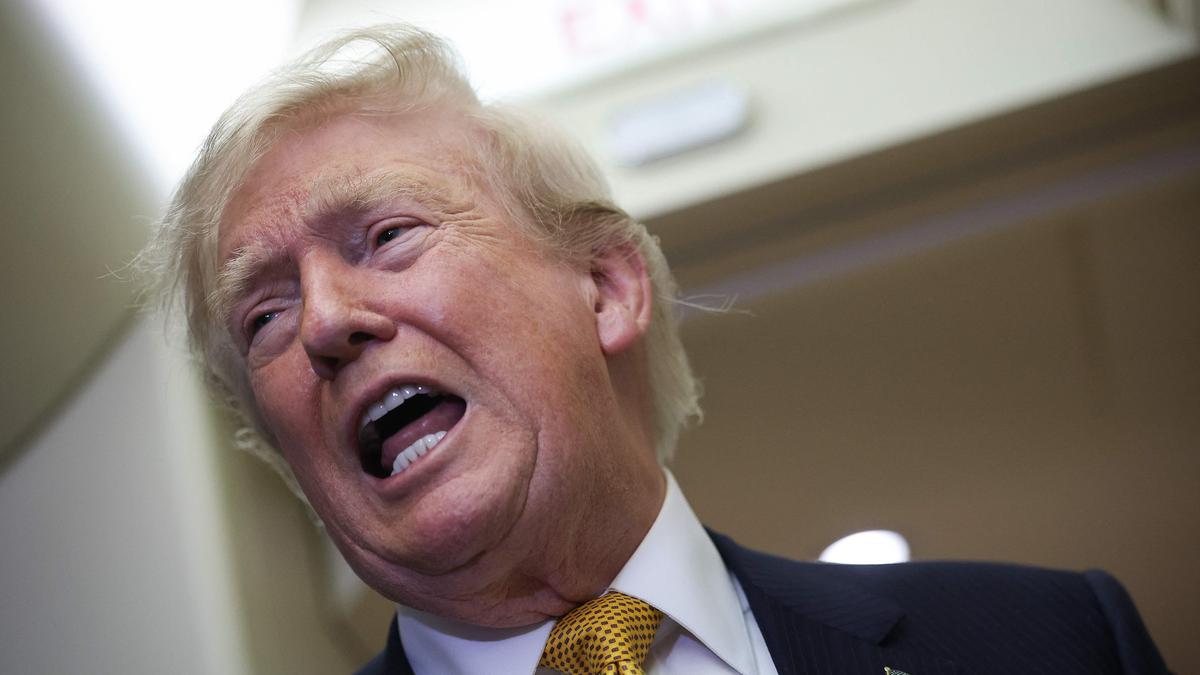 Trump'tan İran'a Sert Tehdit: 'Tamamen Yok Edeceğiz