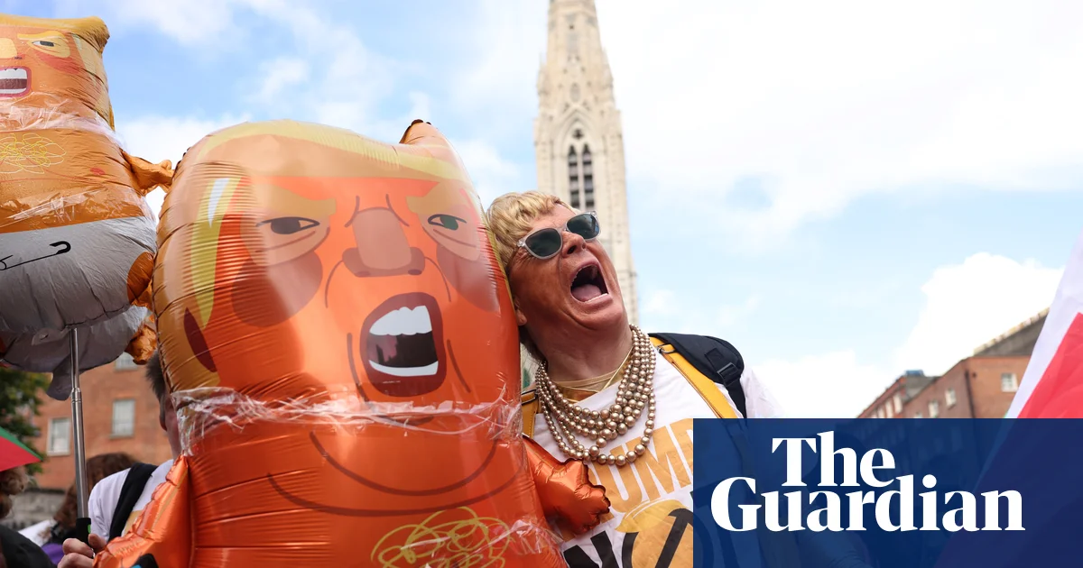 Trump'ın İrlanda Ziyareti Protesto Edildi: 'Birleşik İrlanda' Sözleri Tepki Çekti