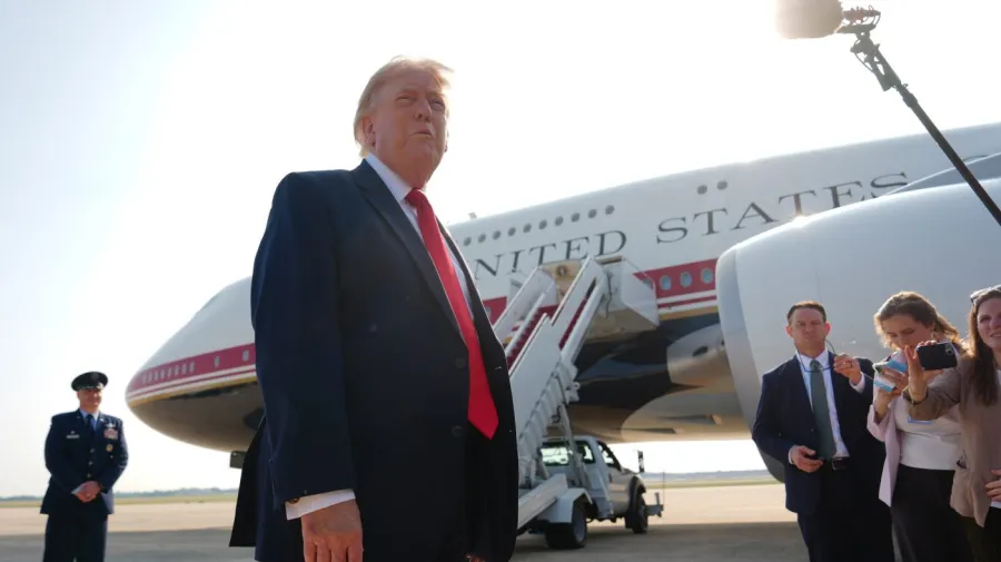 Trump, Katar hediyesi yeni uçakla Kuzey Dakota'ya uçtu