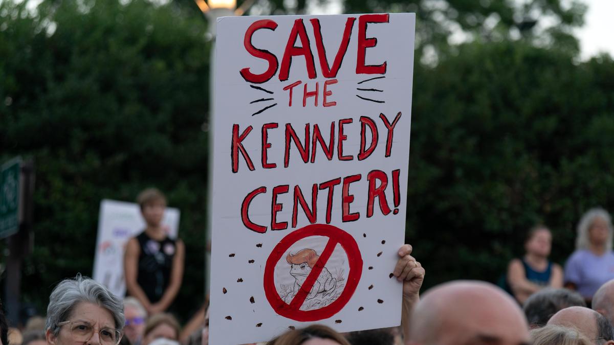 Trump'ın Kennedy Merkezi Tehdidine Karşı İnsan Zinciri