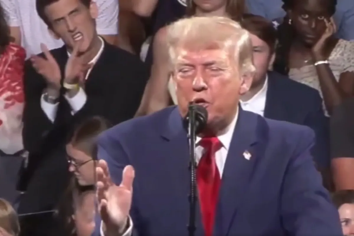 Trump mitinginde bir kişi liderin el hareketlerini taklit etti