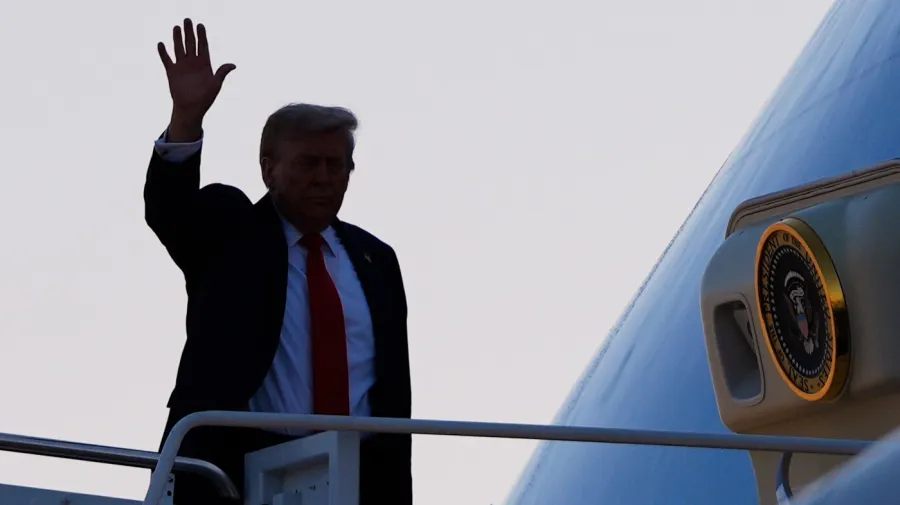 Trump, NATO Zirvesi Dönüşü Eski AF1'den Yeni Uçağa Transfer İçin İngiltere'ye Uğradı