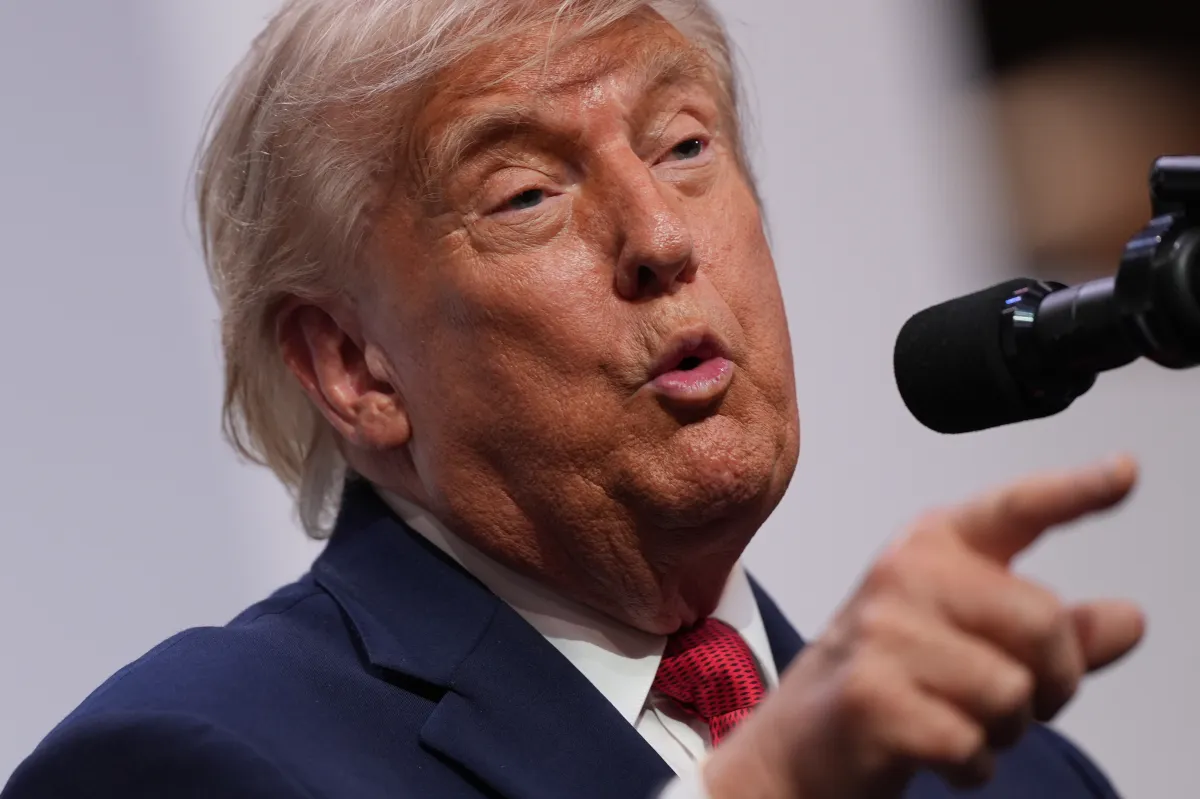 Trump'ın onay oranı düşüyor ama Biden'ın hâlâ önünde