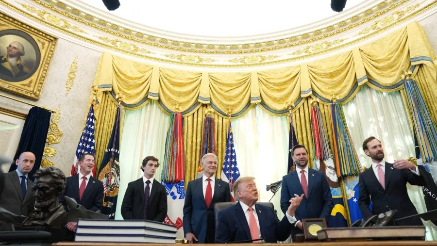 Trump, Oval Ofis'te gazeteciye sert çıktı: 'Hasta mısın sen