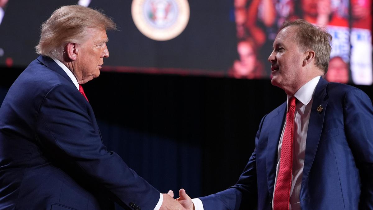 Trump, Teksas Senato yarışında Paxton'ı desteklerken protestocular tarafından kesildi