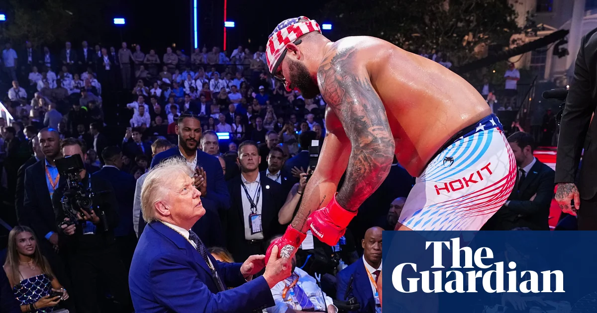 Trump’a UFC dövüşçüsünü kınaması için baskı artıyor